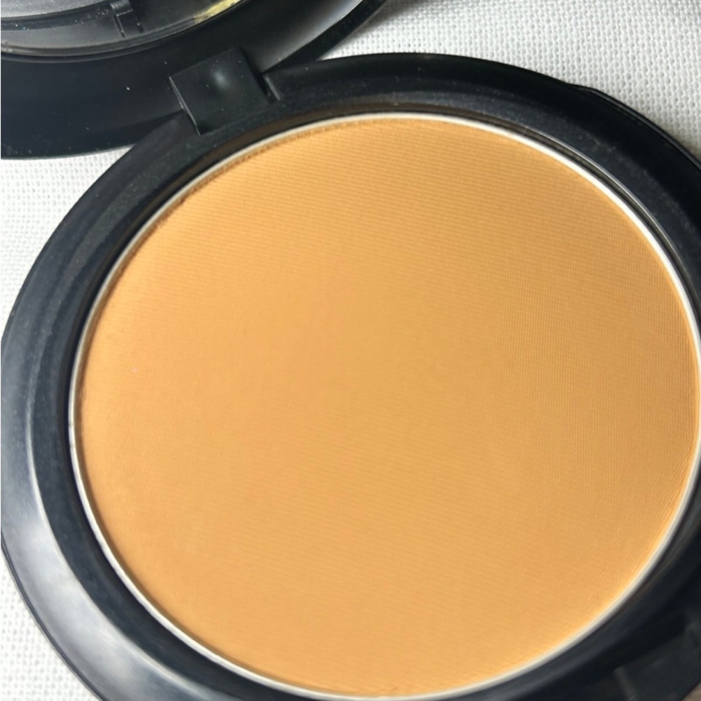 MAC Studio Fix Powder Foundation - Picture 2 of 4